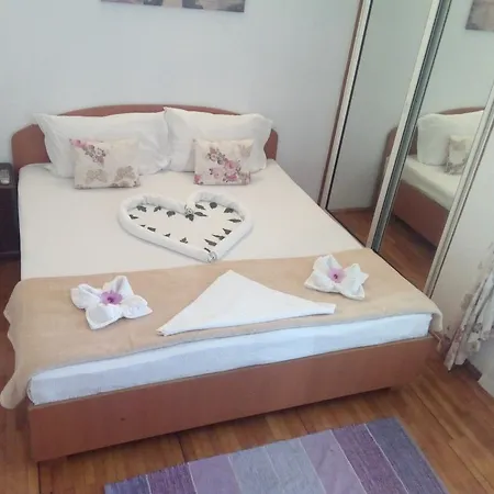 Pensiunea Casa Johnelly Couette-café *