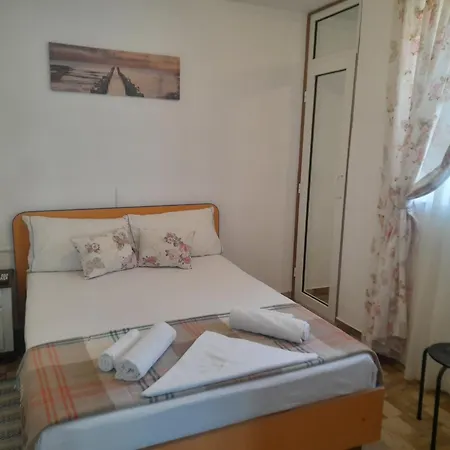 לינה וארוחת בוקר Pensiunea Casa Johnelly *