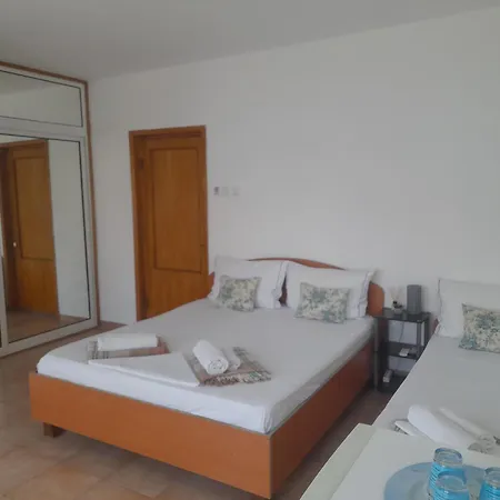 לינה וארוחת בוקר Pensiunea Casa Johnelly קוסטינסטי
